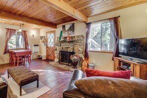 Interior - Near Slopes, Donner Lake & Trails! Woodsy Retreat (Truckee)