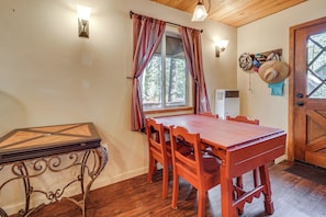 Interior - Near Slopes, Donner Lake & Trails! Woodsy Retreat (Truckee)