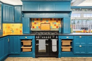 Private kitchen - Lovely 5-Bedroom Retreat | Spacious Living • Huge Kitchen • Private Parking (Newcastle)