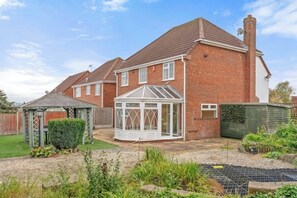 Exterior - Lovely 5-Bedroom Retreat | Spacious Living • Huge Kitchen • Private Parking (Newcastle)