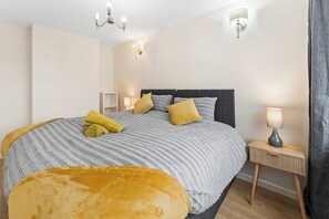 Iron/ironing board, WiFi, bed sheets - Lovely 5-Bedroom Retreat | Spacious Living • Huge Kitchen • Private Parking (Newcastle)