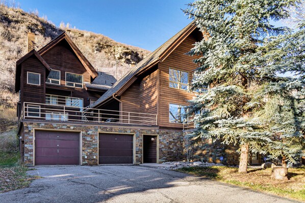 A two-story log cabin with a stone foundation, a covered front porch, and a garage. - 3 Mi to Vail Ski Resort! Mtn-view Haven w/ 2 Decks (Vail)