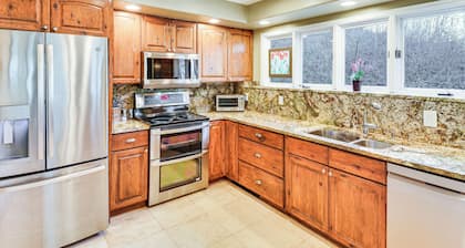 3 Mi to Vail Ski Resort! Mtn-view Haven w/ 2 Decks