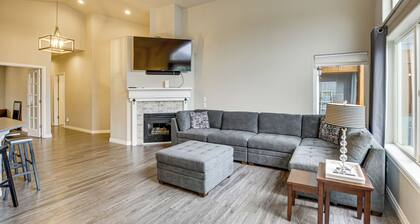 3 Mi to Dtwn Salem: Cozy Gem w/ Sunroom!