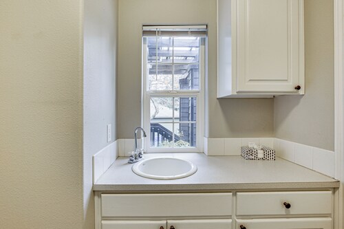 3 Mi to Dtwn Salem: Cozy Gem w/ Sunroom!