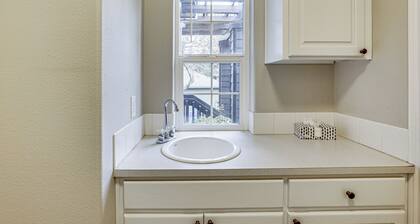 3 Mi to Dtwn Salem: Cozy Gem w/ Sunroom!