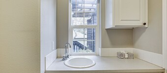 3 Mi to Dtwn Salem: Cozy Gem w/ Sunroom!
