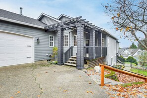 House (2 Bedrooms) | Interior - 3 Mi to Dtwn Salem: Cozy Gem w/ Sunroom! (Salem)