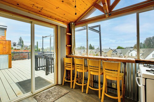 3 Mi to Dtwn Salem: Cozy Gem w/ Sunroom!