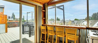 3 Mi to Dtwn Salem: Cozy Gem w/ Sunroom!