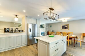 Interior - Shuttle to Slopes: Mtn Condo < 1 Mi to Sugarbush (Warren)