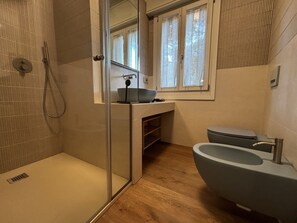 Shower, hair dryer - Newly renovated, beautifully accommodation (Rosolina Mare)