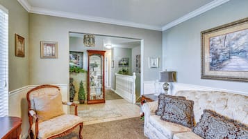 House (6 Bedrooms) | Interior