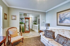 House (6 Bedrooms) | Interior