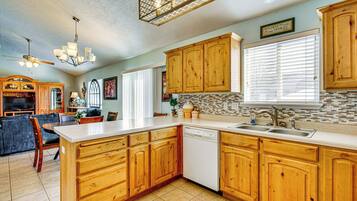 House (6 Bedrooms) | Interior