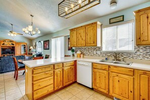 House (6 Bedrooms) | Interior