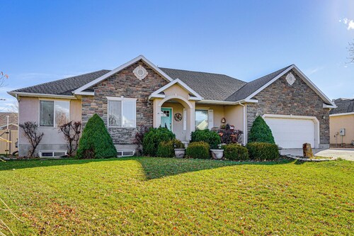3,500-sq-ft Holiday Gem w/ Game Room in Heber City
