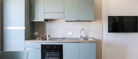 Un four, surface de cuisson, vaisselle et ustensiles