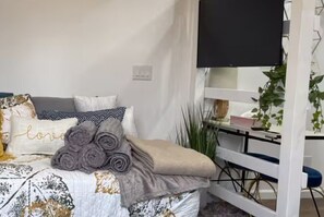 Apartment (0 Bedroom) | Interior - Work & Play! Studio Retreat 2 Mi to Dtwn Riverside (Riverside)