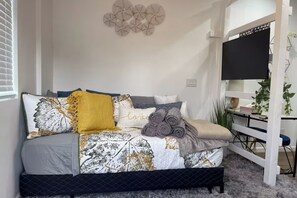 Apartment (0 Bedroom) | Interior - Work & Play! Studio Retreat 2 Mi to Dtwn Riverside (Riverside)