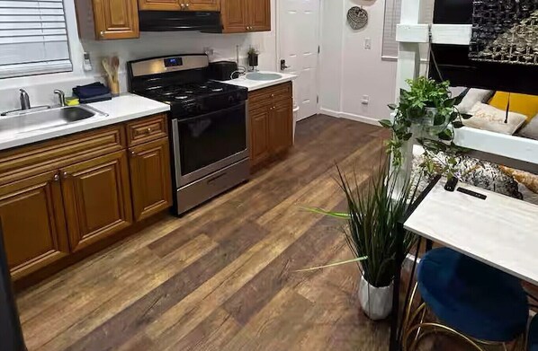 Apartment (0 Bedroom) | Interior - Work & Play! Studio Retreat 2 Mi to Dtwn Riverside (Riverside)