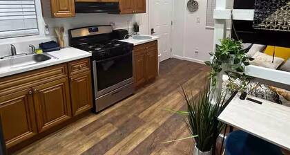 Work & Play! Studio Retreat 2 Mi to Dtwn Riverside