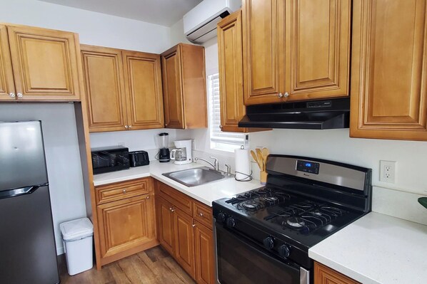 Apartment (0 Bedroom) | Private kitchen | Microwave, oven, stovetop, highchair - Work & Play! Studio Retreat 2 Mi to Dtwn Riverside (Riverside)
