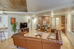 Interior - Walk to Athens Riverfront Park! Modern-retro Apt (Athens)