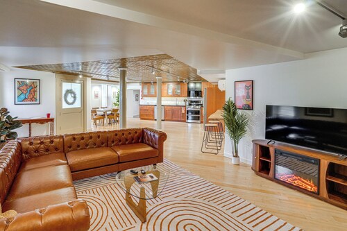 Walk to Athens Riverfront Park! Modern-retro Apt