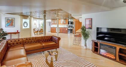 Walk to Athens Riverfront Park! Modern-retro Apt