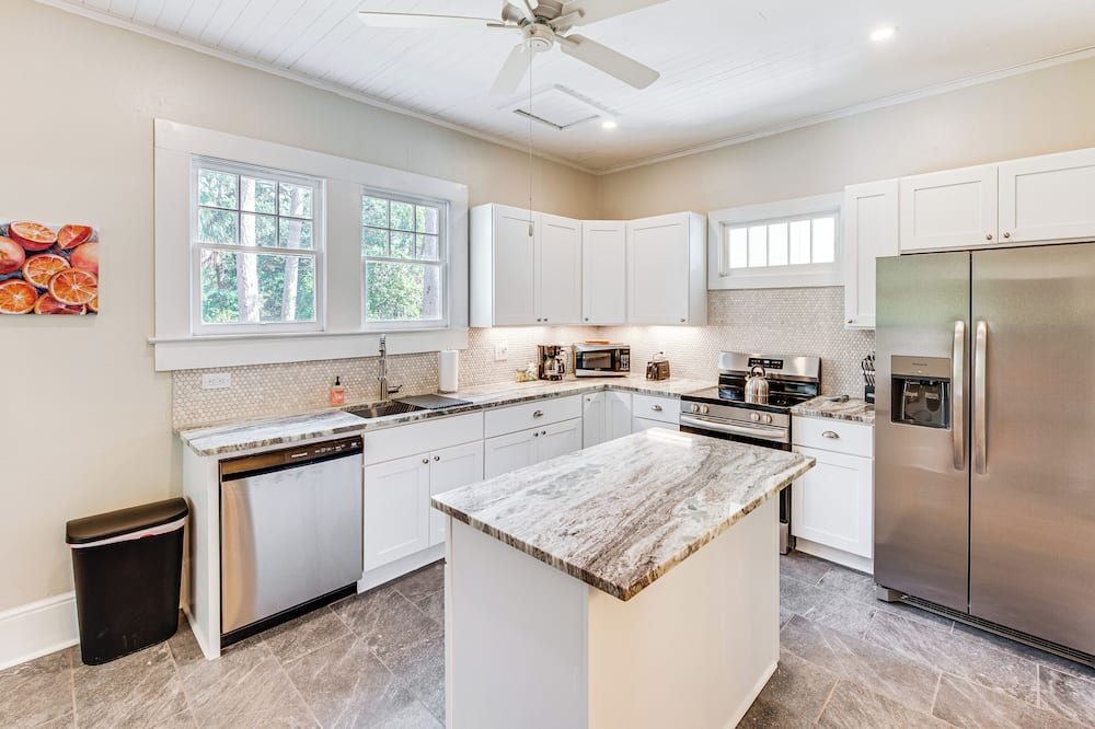 2 Blocks to Archbold Medical Center! Airy Retreat - Coolidge, GA
