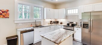 2 Blocks to Archbold Medical Center! Airy Retreat