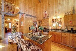 House (3 Bedrooms) | Interior