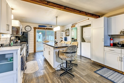 1 Mi to Lake Arbutus: Pet-friendly Home w/ Games