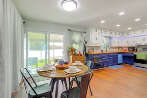 Interior - Lakefront Getaway w/ Dock & Views in Macon! (Macon)