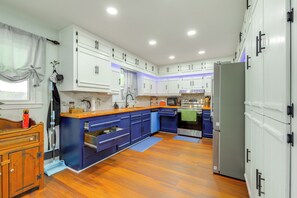 Interior - Lakefront Getaway w/ Dock & Views in Macon! (Macon)