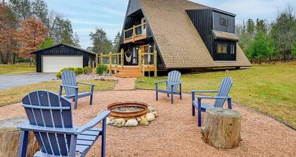 Cozy A-frame Cabin: Steps to Lake Camelot Beach!