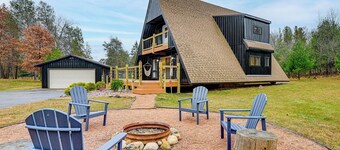 Cozy A-frame Cabin: Steps to Lake Camelot Beach!