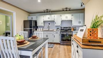 House (2 Bedrooms) | Interior