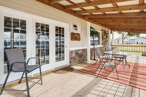 House (4 Bedrooms) | Interior - Deck & Yard: Wolf Creek Waterfront Home in Grove! (Grove)