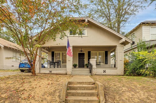 < 1 Mi to Historic Dtwn Texarkana: Charming Home!