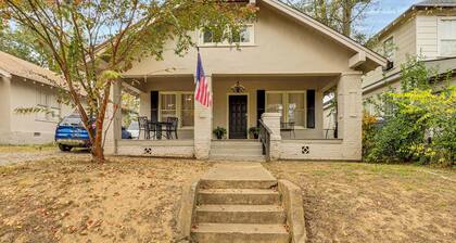 < 1 Mi to Historic Dtwn Texarkana: Charming Home!