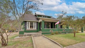 A green house with a front porch, a small front yard, and a flag. - Great for Gatherings! Gem < 1 Mi to Dtwn Texarkana (Texarkana)