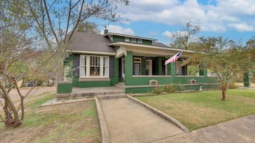 House (4 Bedrooms) | Front of property