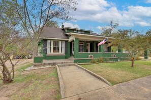 House (4 Bedrooms) | Front of property - Great for Gatherings! Gem < 1 Mi to Dtwn Texarkana (Texarkana)