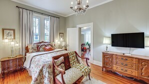 A bedroom with a large bed, wooden dresser, and a television on the wall. - Great for Gatherings! Gem < 1 Mi to Dtwn Texarkana (Texarkana)