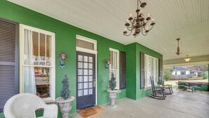 A covered porch with a white wicker chair, a small table, and a chandelier. - Great for Gatherings! Gem < 1 Mi to Dtwn Texarkana (Texarkana)