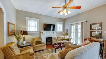 House (3 Bedrooms) | Front of property