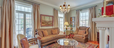 House (5 Bedrooms) | Interior