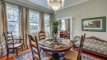 House (5 Bedrooms) | Interior